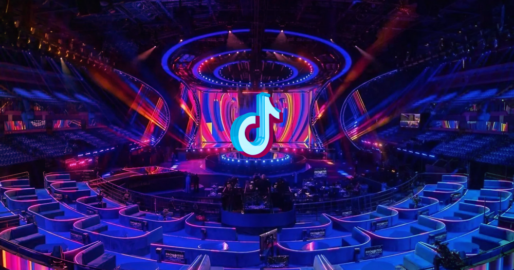 Palco Eurovision 2023 con logo TikTok